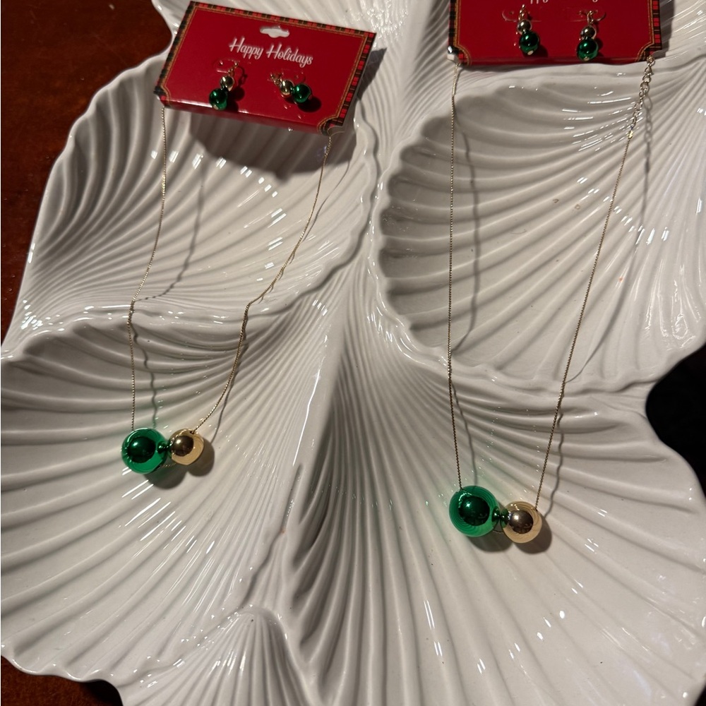 Chic Green and Gold Earrings Set for the Holidays